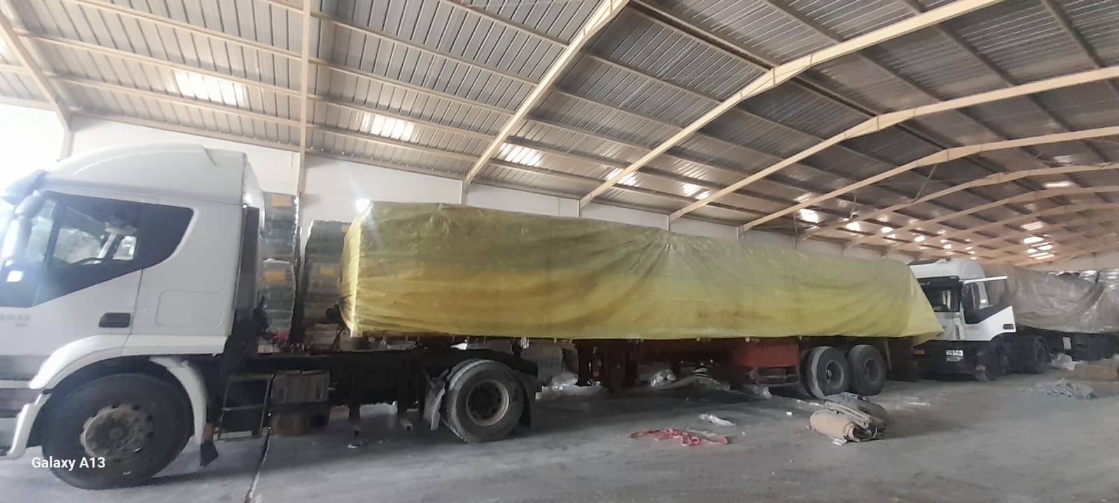 الشاحنات والمستودعات